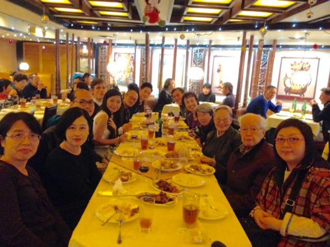 图:刘以鬯夫妇(右排二,三)曾与作者等人在此餐厅聚餐\作者供图